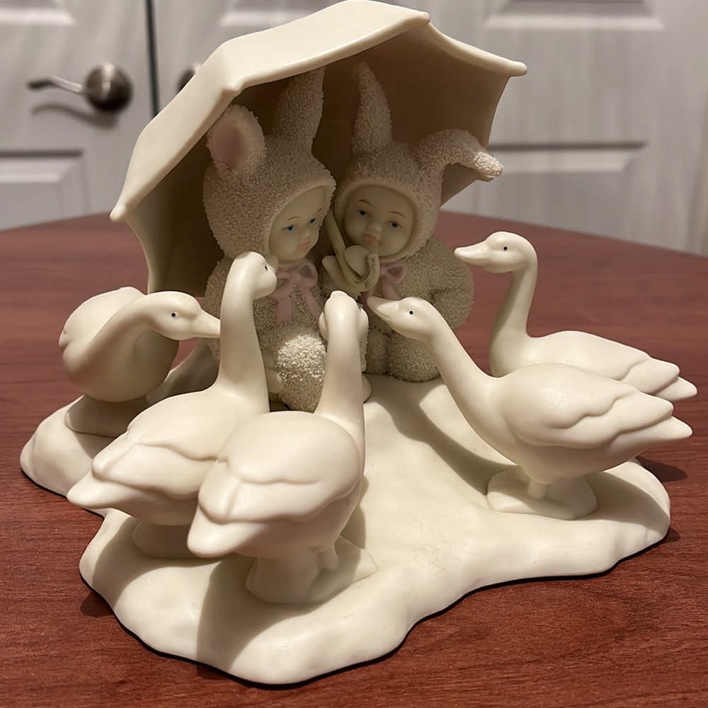 Snowbabies, bisque porcelain figurine, “Rain, Rain, Go Away” - Picture 9 of 12